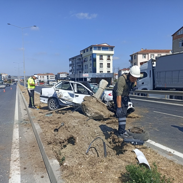 Bafra'da otomobil aydınlatma direğine çarptı, sürücü yaralandı