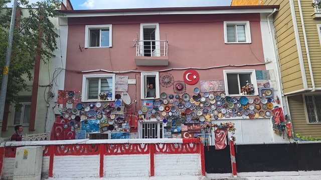 Evinin dış cephesini Kütahya'ya özgü çini tabaklarla kapladı