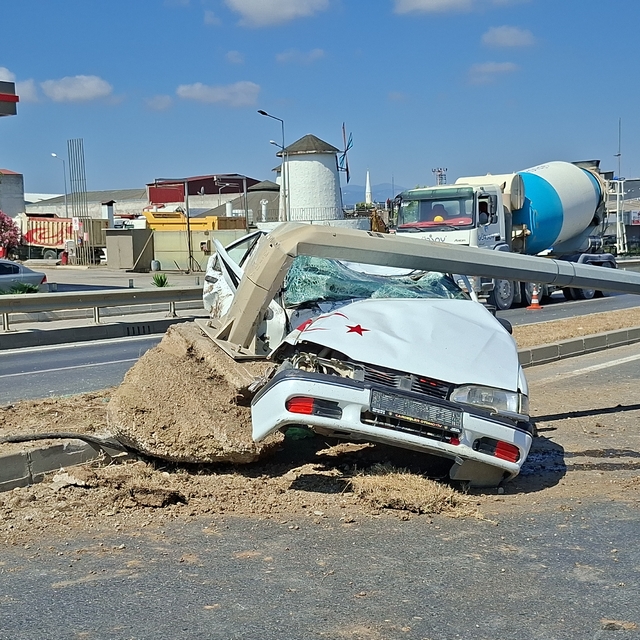 Samsun'da aydınlatma direğine çarpan otomobilin sürücüsü yaralandı