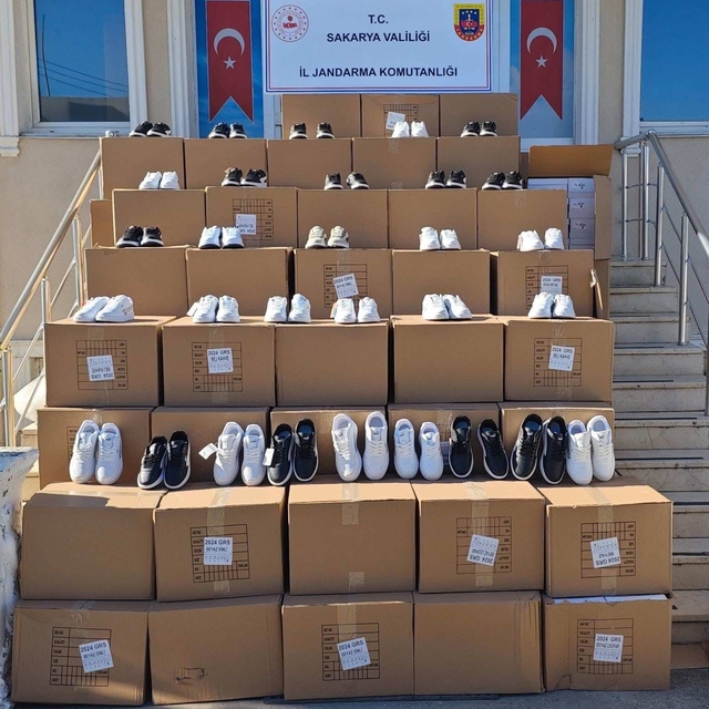 Sakarya'da 10 milyon 680 bin lira değerinde taklit spor malzemesi ele geçir...