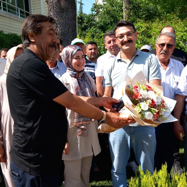 Gönüllere dokunan Emirdağ Kaymakamı konvoyla uğurlandı