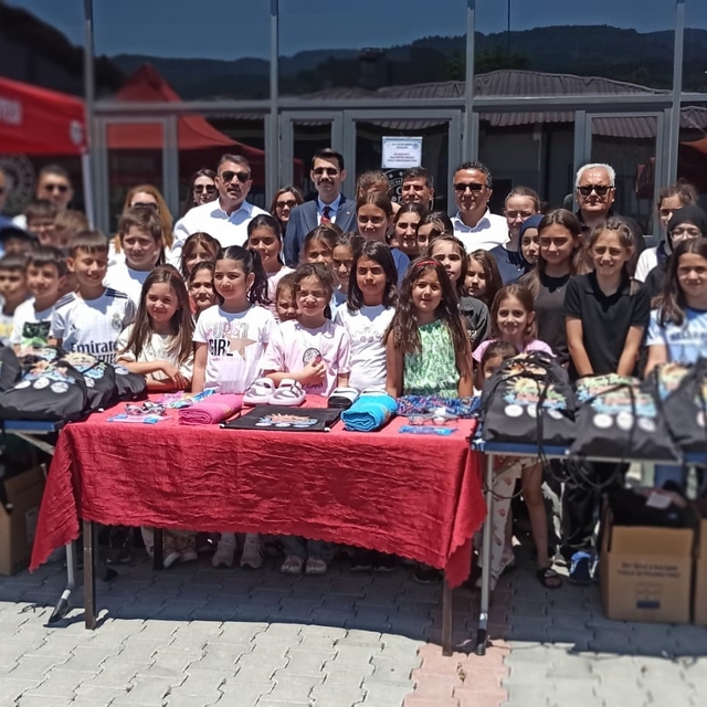 Devrek'te öğrencilere havuz malzemeleri hediye edildi