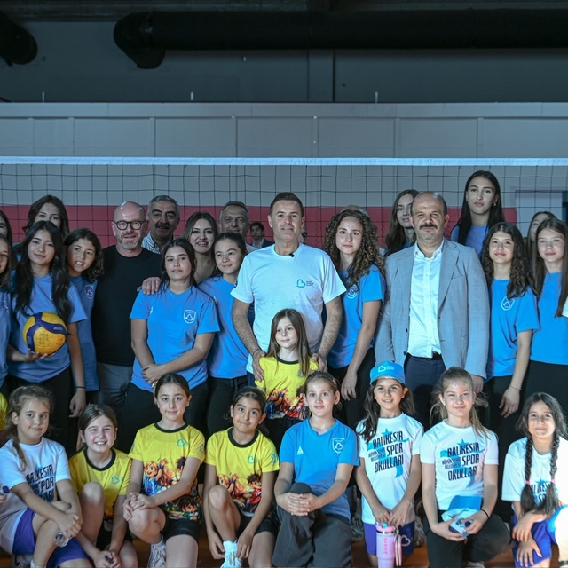 Büyükşehir, atıl depoları modern spor kompleksine dönüştürdü
Akın'dan spora...