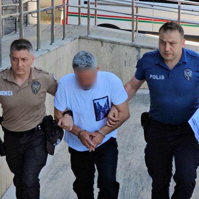 Zonguldak'ta kadın sürücüyü dikiz aynasıyla darp eden sürücü adliyeye sevk...