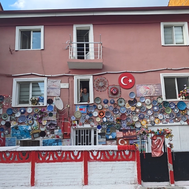 Evinin dış cephesini Kütahya'ya özgü çini tabaklarla kapladı