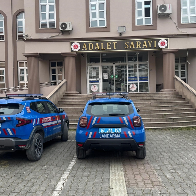Alaplı'da uyuşturucu operasyonunda 7 kök kenevir ve esrar ele geçirildi