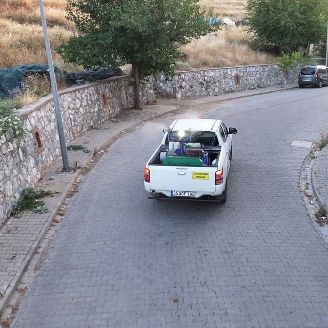 Efeler'de ilaçlama mesaisi hız kesmiyor