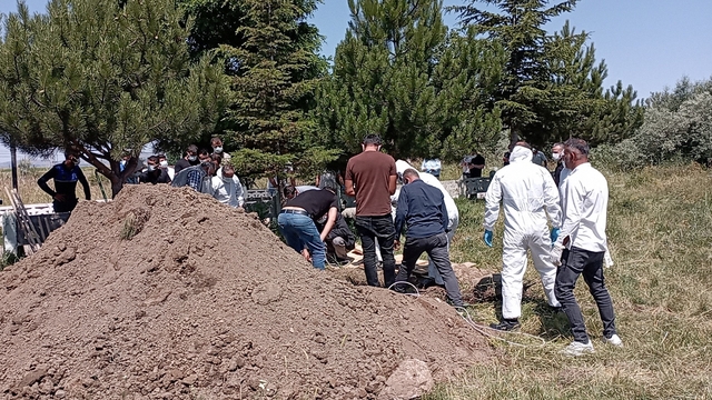 Kene tutunması sonucu ölen Dursun Almamış, KKKA tedbirleri alınarak defnedildi