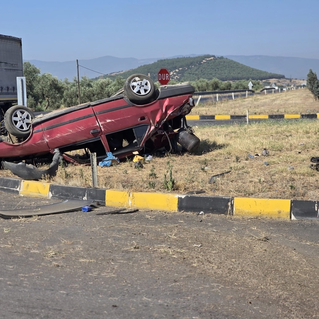 İzmir'de otomobil kazada ters döndü: 1 yaralı