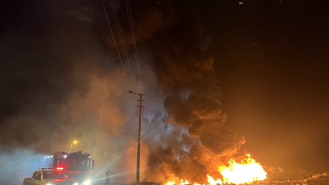 Tekirdağ'da atık döküm alanında yangın: Alevler geceyi aydınlattı