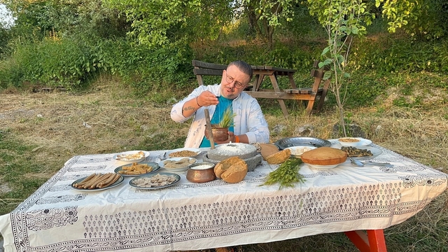 "Buz Adam Ötzi"nin midesindeki siyezi merak eden ünlü şef, Kastamonu'da 12 bin yıllık "Hitit buğdayı"nı inceledi