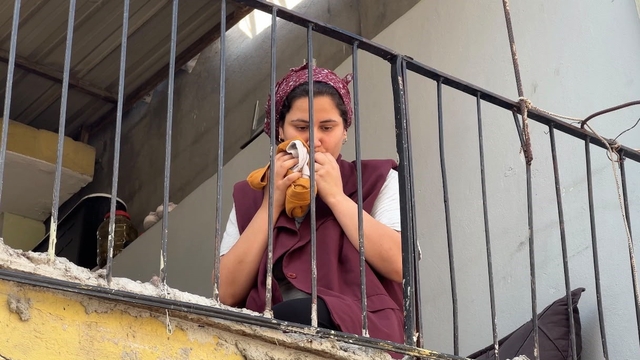 Annesi sokaktan korkarken, facia evlerinin balkonunda yakaladı
Acılı anne: "Onu kapının önüne bile çıkarmak istemezdim"