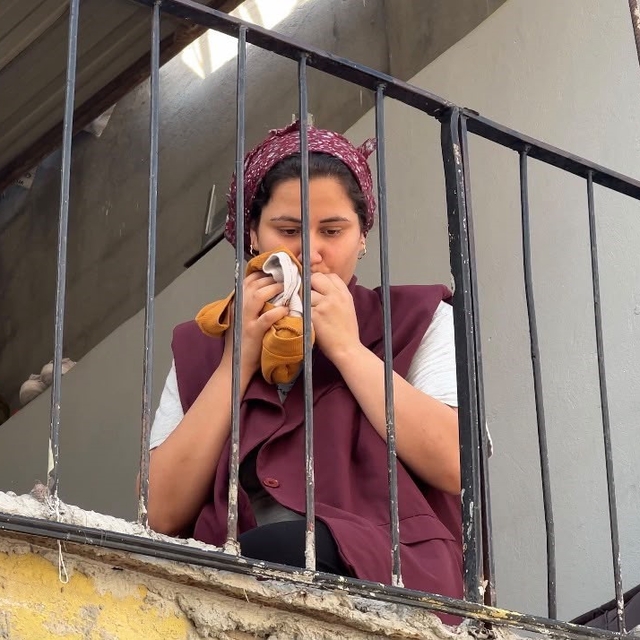 Annesi sokaktan korkarken, facia evlerinin balkonunda yakaladı
Acılı anne:...
