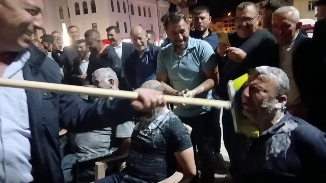 Asırlık gelenek damadın yakınlarına zor anlar yaşattı
Sivas'ta damadın yakınlarını davul-zurna eşliğinde inşaat küreği ile tıraş edip, otomobil yıkar gibi yıkadılar