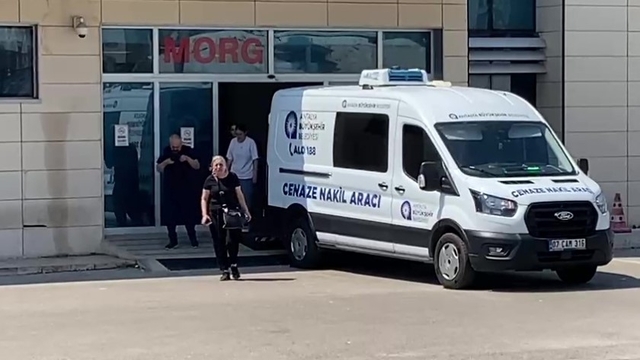 Tedavi gören babasına yastık almaya giderken kaza geçirdi, 15 günlük yaşam savaşını kaybetti
Cenazeyi teslim almaya gelen annenin 'benim yavrum' çığlıkları yürekleri yaktı
