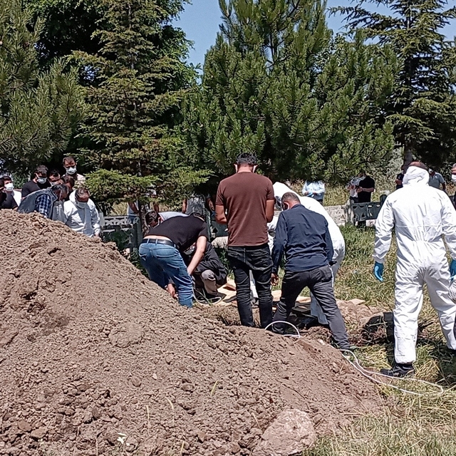Kene tutunması sonucu ölen Dursun Almamış, KKKA tedbirleri alınarak defnedi...