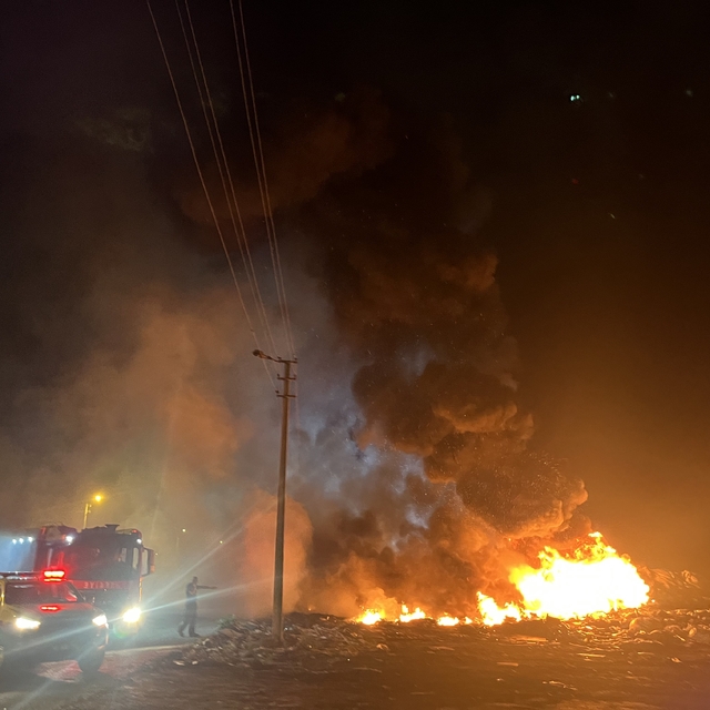 Tekirdağ'da atık döküm alanında yangın: Alevler geceyi aydınlattı