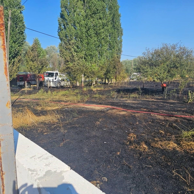 Evin bahçesinde çıkan yangın paniğe neden oldu