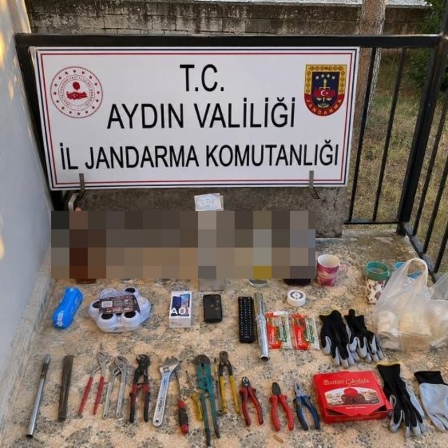 Hırsızlık yaparken suçüstü yakalandılar