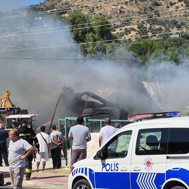 Bodrum'da yapı market alev alev yandı
