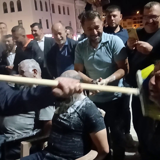 Asırlık gelenek damadın yakınlarına zor anlar yaşattı
Sivas'ta damadın yakı...
