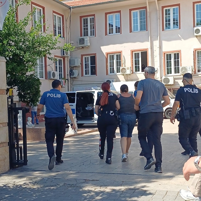 Kimlik vermek istemeyen kadın polislere zor anlar yaşattı