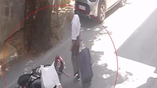 Devrilen motosikletin yayaya çarptığı kaza kamerada
