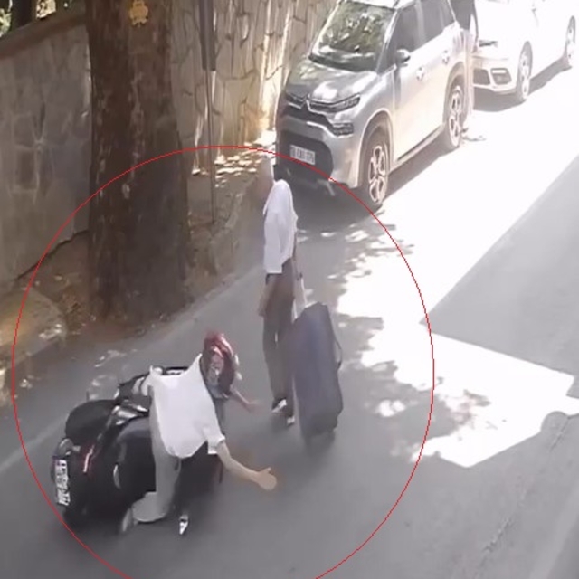 Devrilen motosikletin yayaya çarptığı kaza kamerada