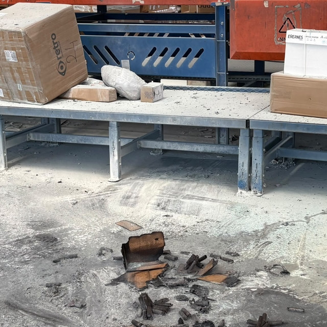Kargo kutusundaki havai fişekler alev aldı