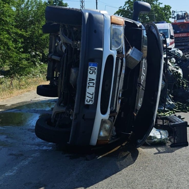Lastiği patlayan otomobil devrildi: 1 yaralı
