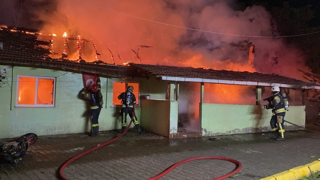 74 yaşındaki annesine dehşeti yaşatan sanığa 15 yıl hapis
Komşusuyla ilişki yaşadığını iddia ettiği annesinin evini yakmıştı:
"Söz veriyorum bir daha alkol içmeyeceğim"