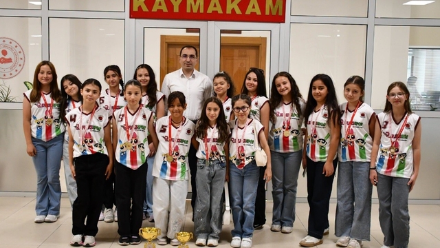 Tavşanlı'da şampiyon voleybol takımı kutlandı