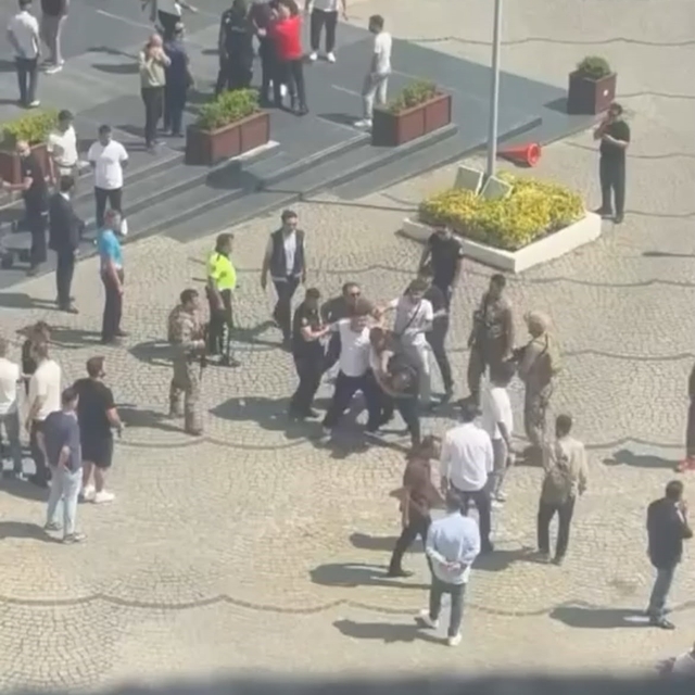 Bursa'da adliye önünde ortalık savaş alanına döndü: Masa ve sandalyeler hav...
