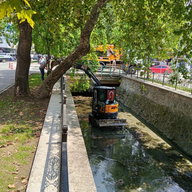 Gemlik Çarşı Deresi'nde temizlik çalışmaları başladı