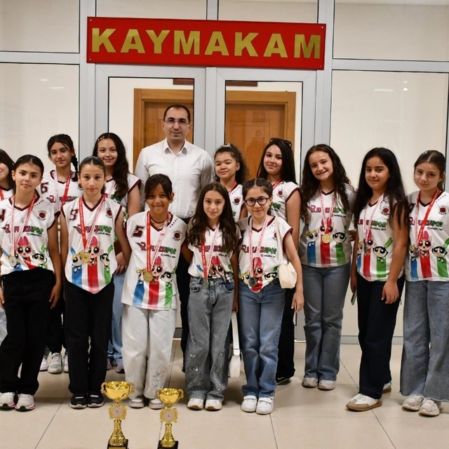 Tavşanlı'da şampiyon voleybol takımı kutlandı