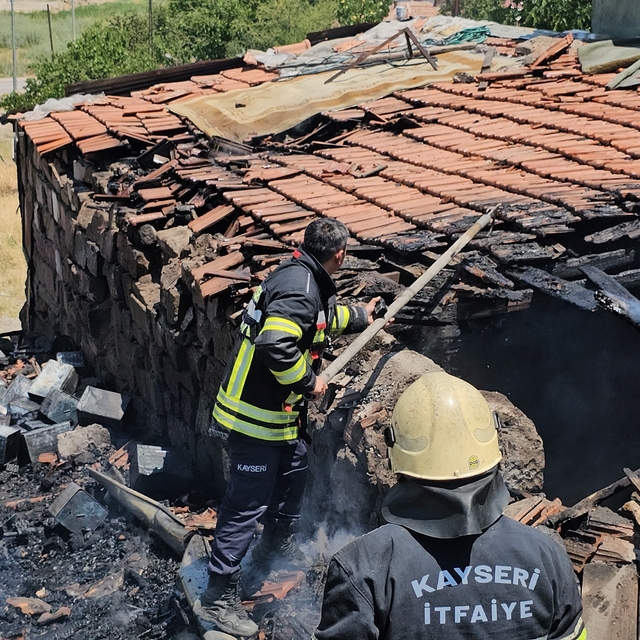 Müstakil evin kömürlüğünde çıkan yangın büyümeden söndürüldü