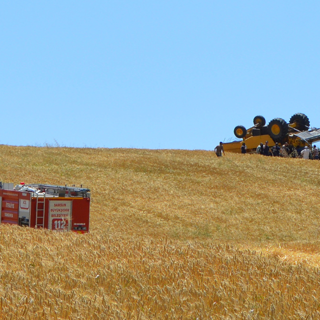 Samsun'da devrilen biçerdöverin operatörü yaralandı