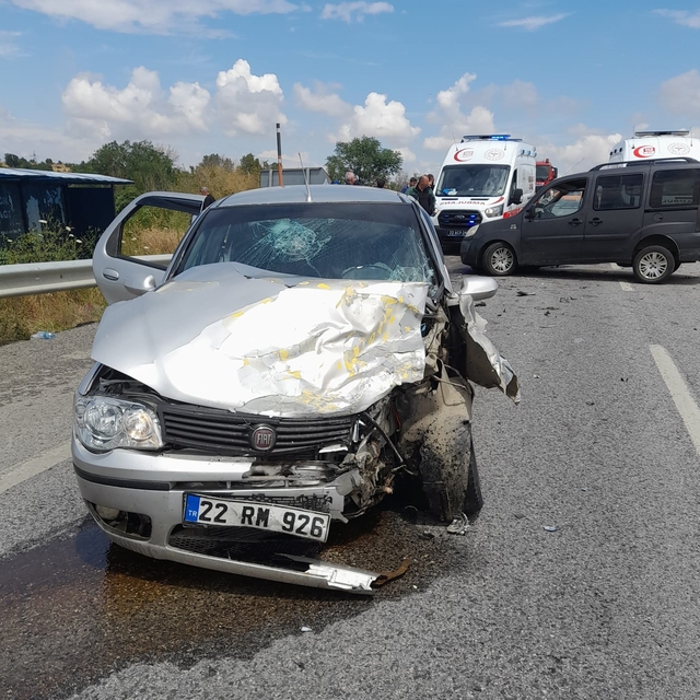 Edirne'de otomobille kamyonetin çarpıştığı kazada 6 kişi yaralandı