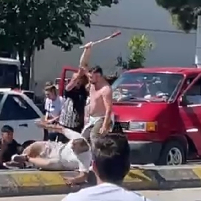 Trafikte meydan kavgası: Kaçmaya çalışan minibüse taş fırlattılar
Husumetli...