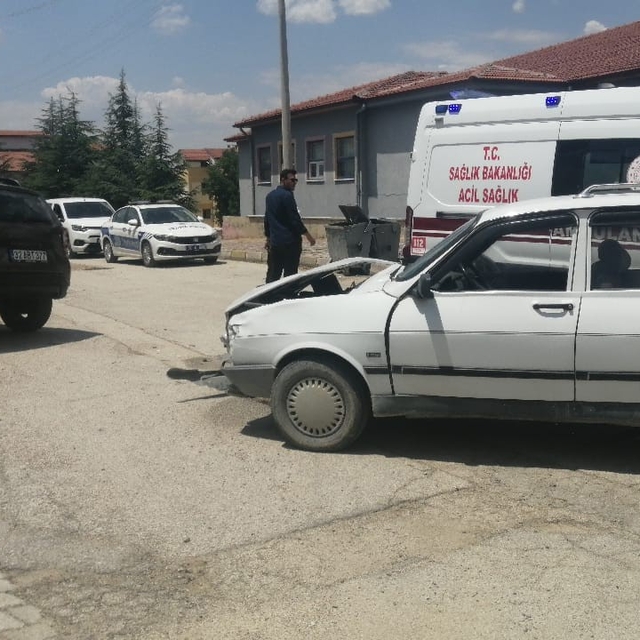 Yalvaç'ta iki otomobil çarpıştı: 2 yaralı