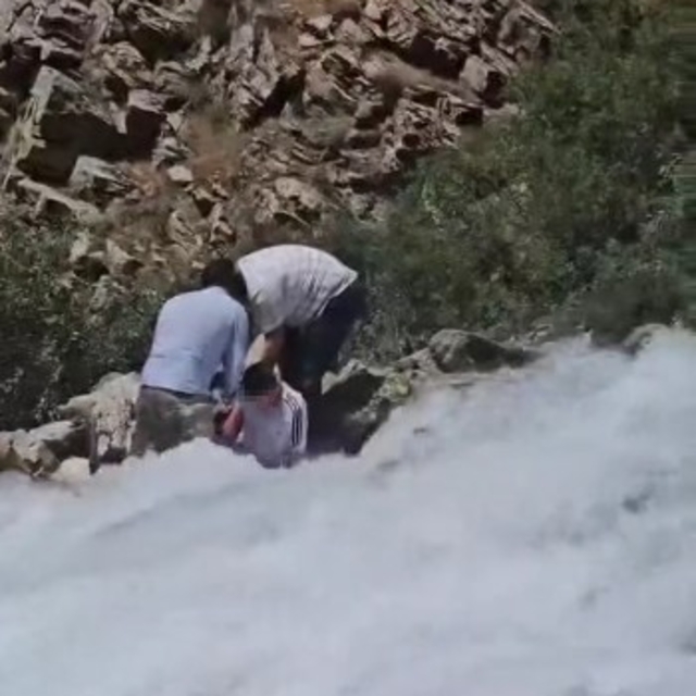 Kanispi Şelalesi'nde korku dolu anlar: Akıntının ortasında kalan çocuk son...