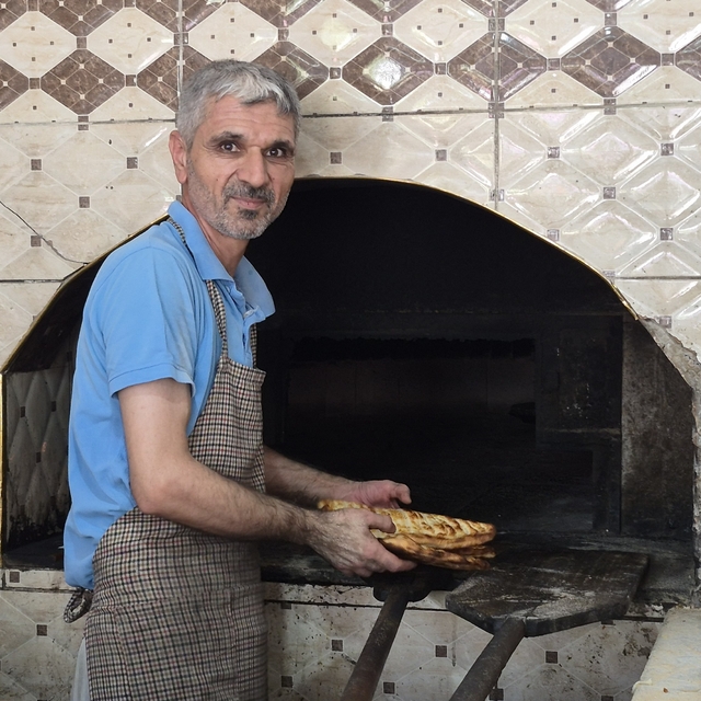 Adıyaman'da 400 derecelik fırının başında ekmek mesaisi