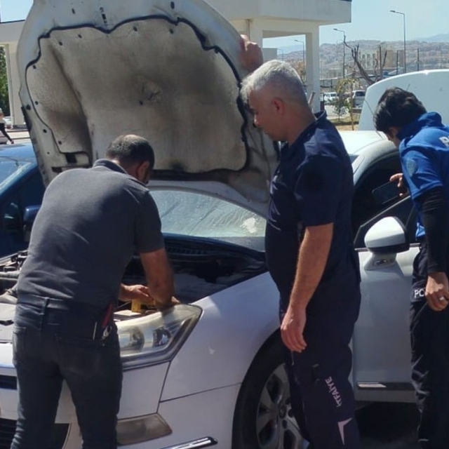 Hastane otoparkındaki otomobilde çıkan yangın söndürüldü