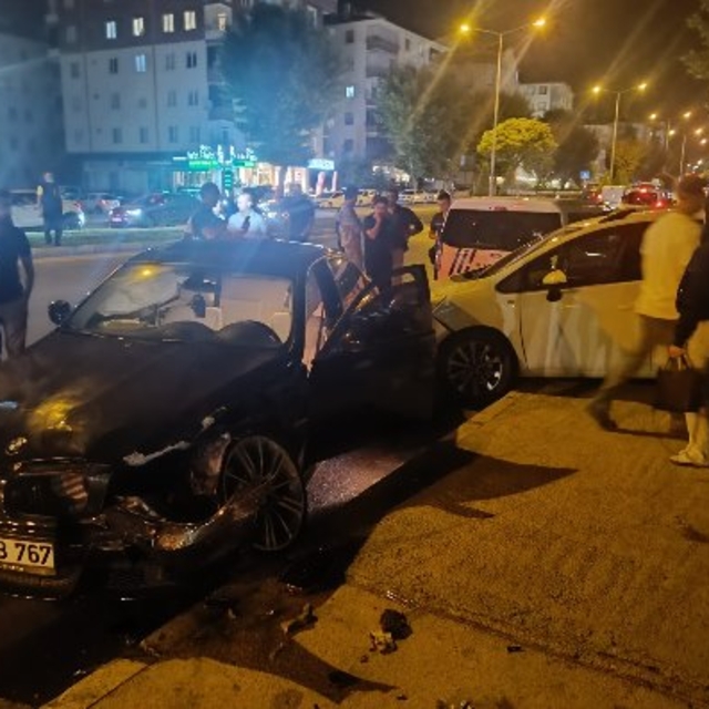 Otomobil, 2 araca çarptı; 2'si polis 4 yaralı