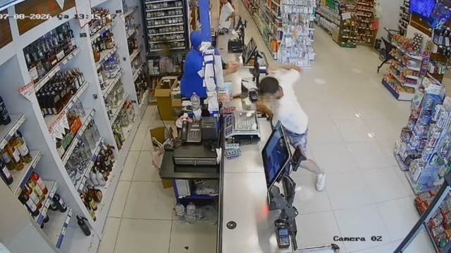 Böyle gaspçı görülmedi: Marketten parayı alıp kaçtı, içinde çocuk olan otomobili de kaçırdı, yaya olarak kaçarken cep telefonu gasp etti
Film gibi kovalamacayla yakalanan şüpheli adliyeye sevk edilirken o anlar güvenlik kamerasına yansıdı
Adliyeye sevk edilen şüpheli tutuklanarak cezaevine gönderildi