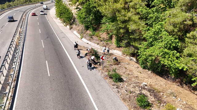 Marmaris Seyir Tepesi'nde çöp mesaisi