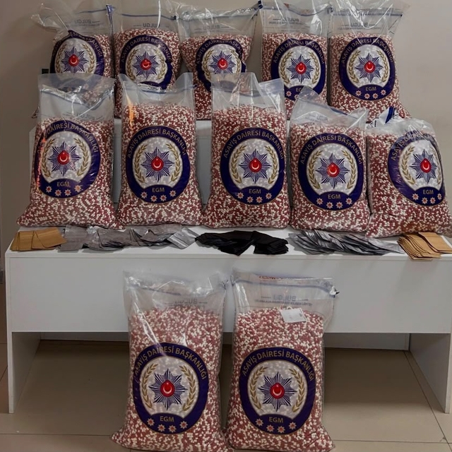 İzmir'de uyuşturucu operasyonunda 3 şüpheli yakalandı