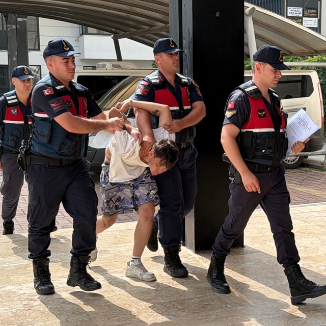 Alanya'da içerisinde çocuk bulunun otomobili çalan şüpheli tutuklandı