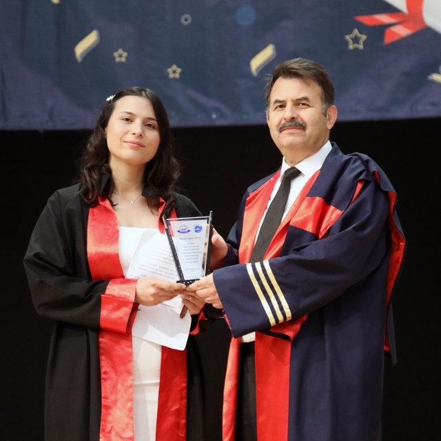 Erciyes Üniversitesi Eğitim Fakültesi'nde mezuniyet heyecanı yaşandı