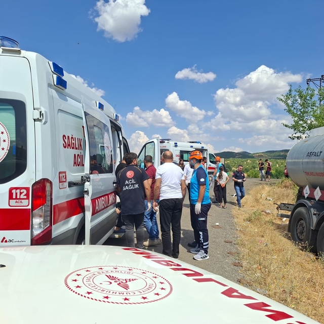 Bingöl'de tankerle çarpışan otomobildeki 2 kişi yaralandı